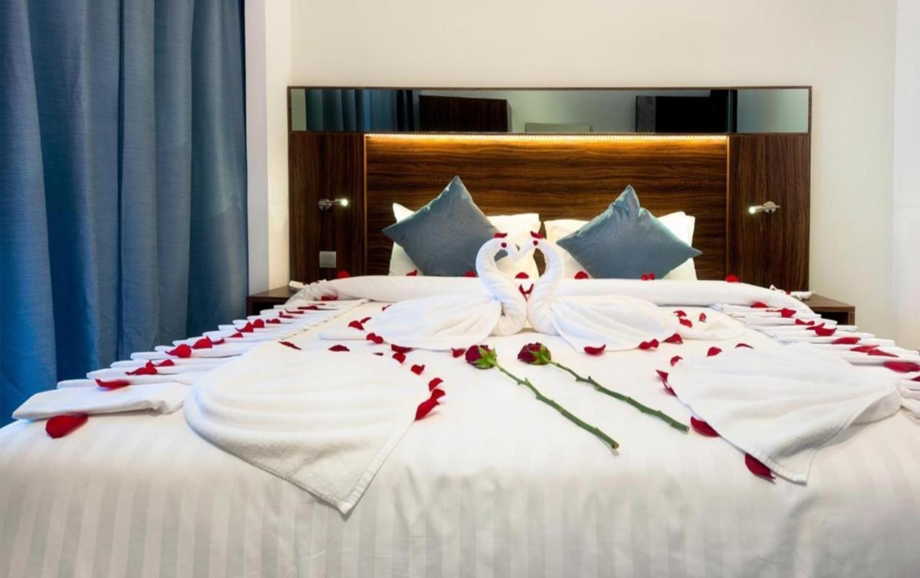 Empress Madani Palace Hotel Surrey Kültér fotó