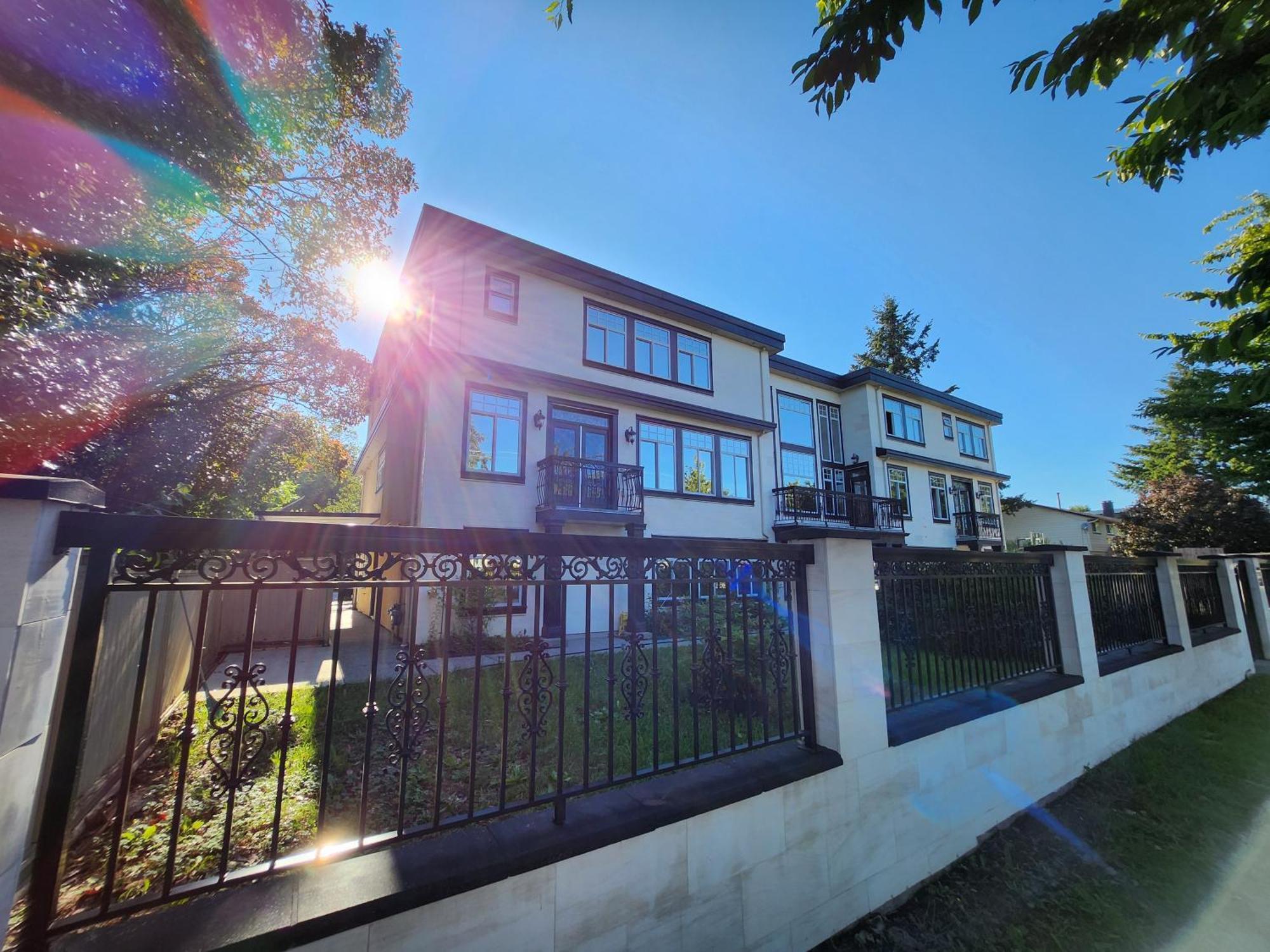 Empress Madani Palace Hotel Surrey Kültér fotó