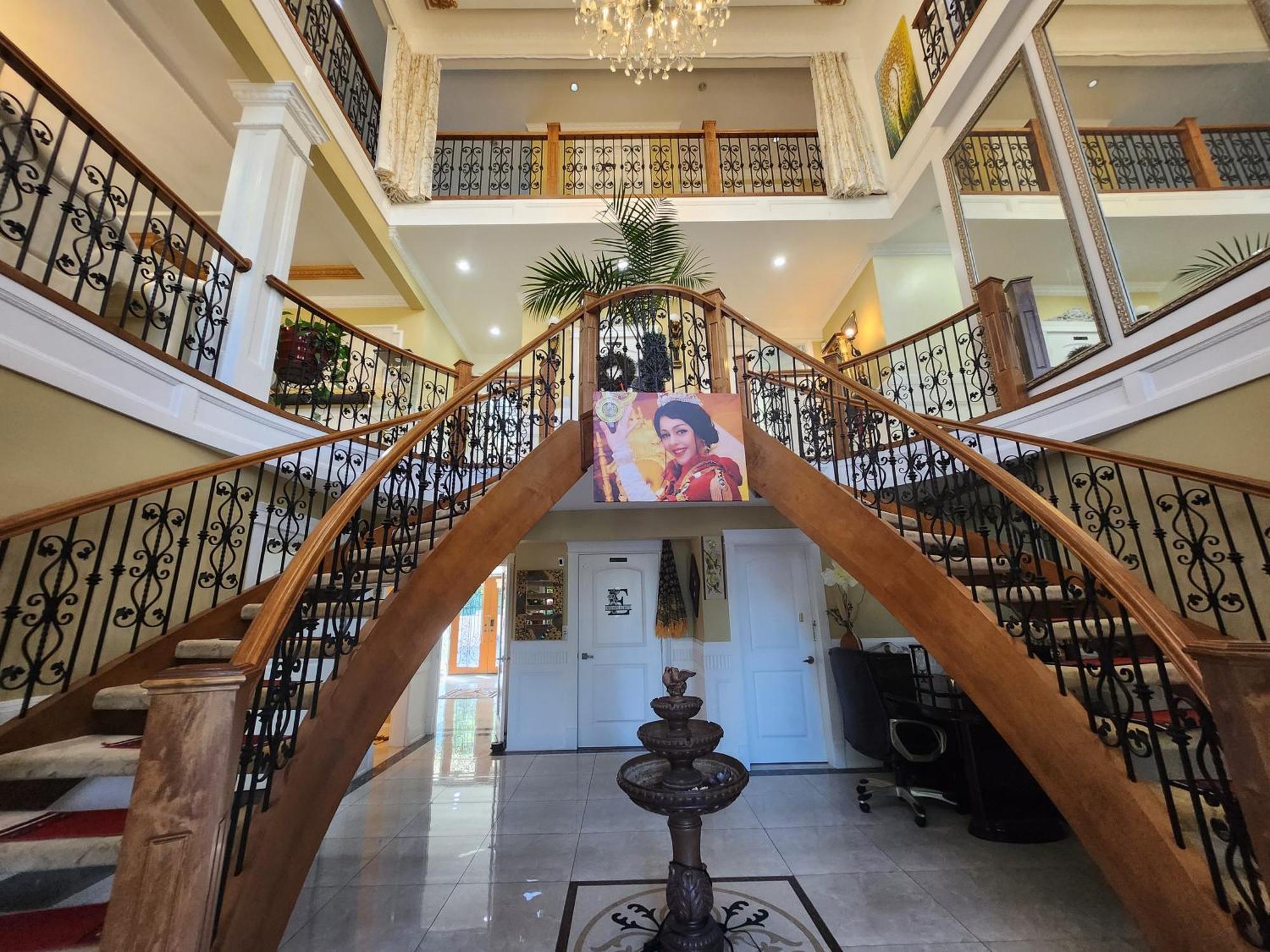 Empress Madani Palace Hotel Surrey Kültér fotó